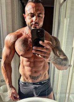 MR. MUSCLE - Male escort in Dubai Photo 12 of 12