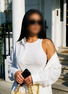 Ivy - puta in London Photo 6 of 9