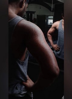 Izze - Male escort in Dubai Photo 2 of 5