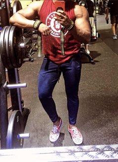 Izze - Acompañantes masculino in Dubai Photo 5 of 7