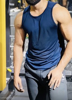 Izze - Acompañantes masculino in Dubai Photo 6 of 7