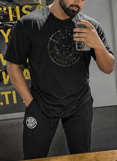 IzzeyDXB - Acompañantes masculino in Dubai Photo 2 of 4