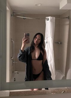 Izzy - escort in Toronto Photo 2 of 3