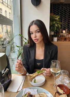Jade - escort in Hong Kong Photo 2 of 6
