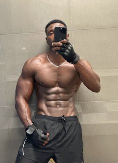 James - Male escort in Dubai Photo 3 of 5