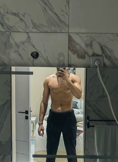 James - Male escort in Dubai Photo 5 of 5