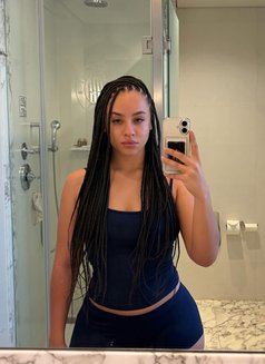 Janet - escort in Cairo Photo 1 of 3