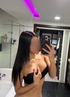 Janny - puta in Lisbon Photo 1 of 7