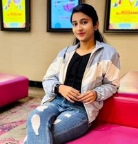 Nidhi - puta in Chennai