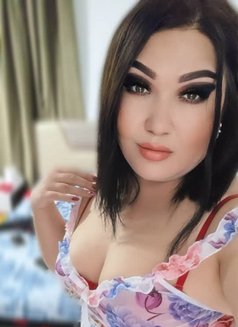 Yasmin - escort in Muscat Photo 2 of 5