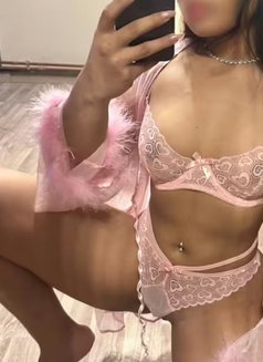 Jasmine - escort in Berlin Photo 2 of 2