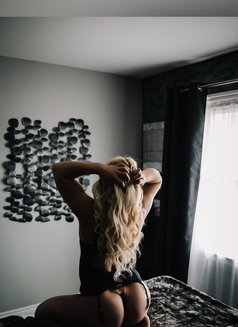 Jasminelee - Acompañante in Windsor Photo 1 of 10