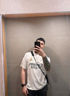 Leo - Male escort in Doha Photo 2 of 6