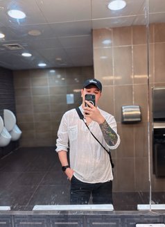 Leo - Male escort in Doha Photo 3 of 6