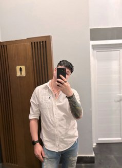 Leo - Male escort in Doha Photo 4 of 6