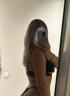 Jemma - escort in Dubai Photo 3 of 9