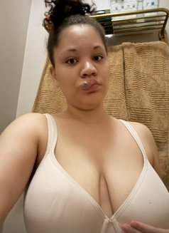 Jeniffer - escort in Kuwait Photo 2 of 3
