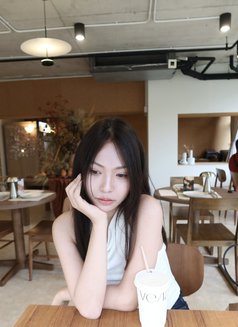Jenis - Transsexual escort in Singapore Photo 5 of 13