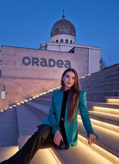 Jennifer - escort in Mumbai Photo 1 of 5