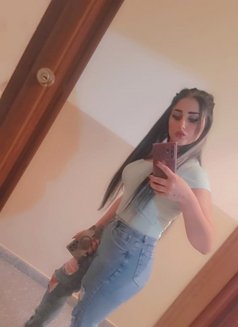 Jennifer - puta in Beirut Photo 11 of 12