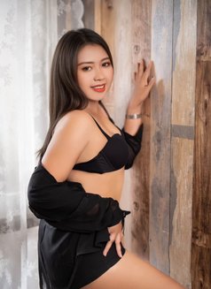 Jenny - puta in Abu Dhabi Photo 4 of 9