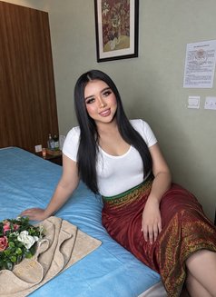 Jenny - puta in Abu Dhabi Photo 8 of 9