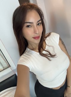 Jenny - escort in Shanghai Photo 1 of 5