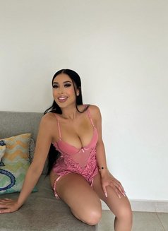 Jenny - puta in Al Manama Photo 2 of 4