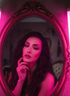 Jenyy - Transsexual escort in Beirut Photo 13 of 14