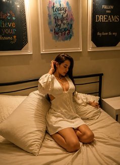 Cellie - escort in Singapore Photo 2 of 5