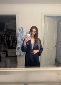 Jessica - escort in Hamilton, Canada Photo 1 of 3