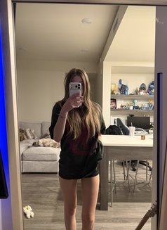 Jessica - escort in Hamilton, Canada Photo 2 of 3