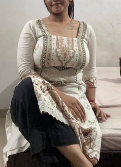 Jessica - escort in Surat Photo 3 of 7