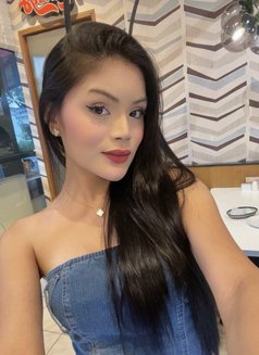 Jewel - escort in Manila Photo 5 of 8