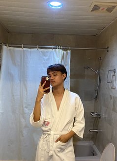 Jg Manila - Male escort in Manila Photo 3 of 4