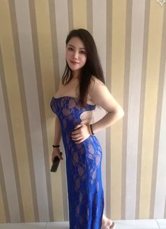 Jinne - escort in Kuwait Photo 2 of 3