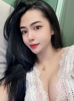 Jinne - escort in Kuwait Photo 3 of 3