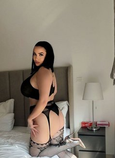 Jiya - puta in Dubai Photo 10 of 25