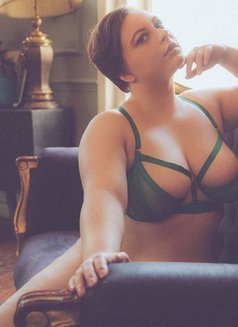 Joanne Campbell - bbw fetish escort - puta in London Photo 2 of 12