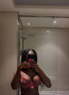 Johannah - puta in Dubai Photo 4 of 5