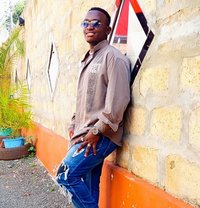 John Legend - masseur in Nairobi