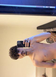 John - Male escort in Beirut Photo 11 of 14