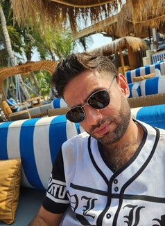 JOHN - Male escort in Jakarta Photo 25 of 30