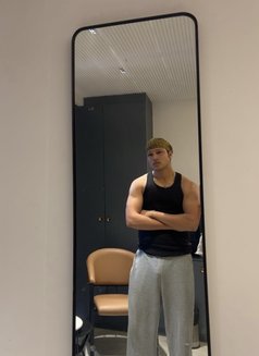 Johnny - Male escort in New Delhi Photo 1 of 3