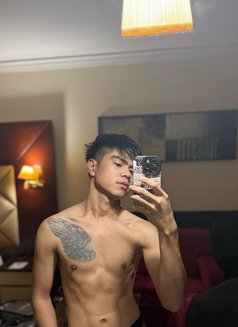 Johny - Male escort in Dubai Photo 1 of 4