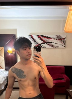 Johny - Male escort in Dubai Photo 3 of 4