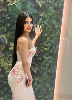 Lolita - puta in Dubai Photo 2 of 6