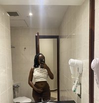 Jojoblack - puta in Dar es Salaam