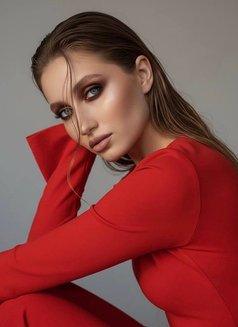 Jolie - puta in Dubai Photo 8 of 12
