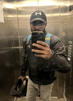 Gru - Acompañante masculino in Pune Photo 2 of 2